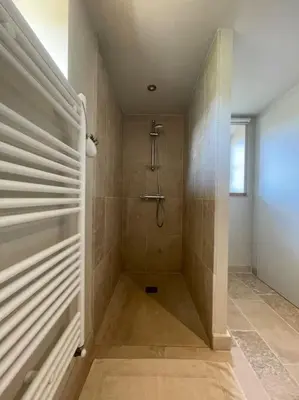 Salle de bains dans l'établissement Domaine Clos Carron Gîte 2 personnes L'Olivier