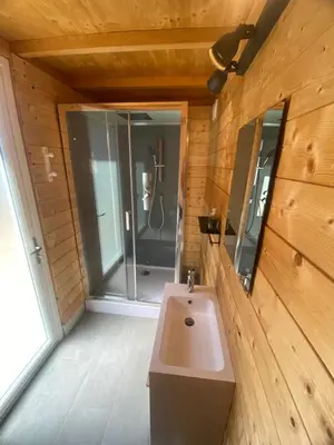 Salle de bains dans l'établissement Logement indépendant chez l'habitant - CLIM- piscine commune - EV borne 22kw