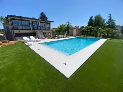Piscine de l'établissement Logement indépendant chez l'habitant - CLIM- piscine commune - EV borne 22kw ou située à proximité