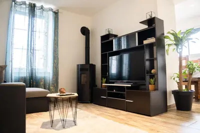 Télévision ou salle de divertissement dans l'établissement La Menorah
