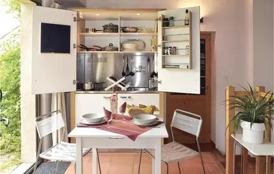 Cuisine ou kitchenette dans l'établissement Nice Home In Molinot With Wifi