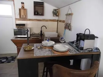 Cuisine ou kitchenette dans l'établissement L'histoire de l'ouest , jacuzzi appartement