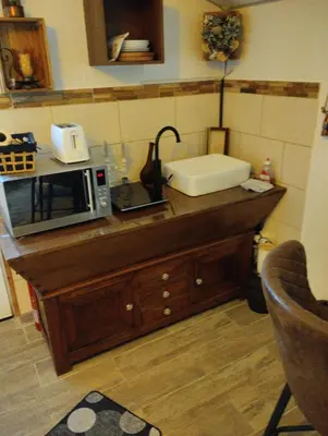Cuisine ou kitchenette dans l'établissement L'histoire de l'ouest , jacuzzi appartement