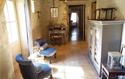 Cuisine ou kitchenette dans l'établissement Stunning Home In Ruffey Les Beaune