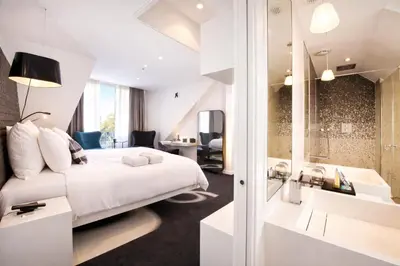 Un ou plusieurs lits dans un hébergement de l'établissement Vertigo Hotel, By Marriott, a Member of Design Hotels