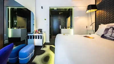 Un ou plusieurs lits dans un hébergement de l'établissement Vertigo Hotel, By Marriott, a Member of Design Hotels