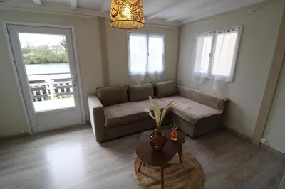 Coin salon dans l'établissement Chalet au bord de l eau