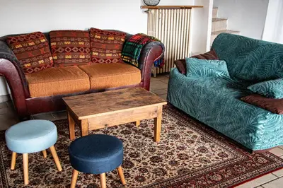 Coin salon dans l'établissement Grand logement (+ jardin surélevé)