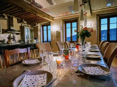 Restaurant ou autre lieu de restauration dans l'établissement Très belle demeure Roche de Solutré - 15 personnes