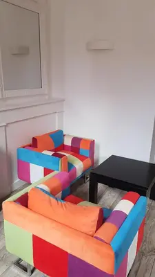 Coin salon dans l'établissement Logis Hôtel des Deux Forts