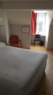 Un ou plusieurs lits dans un hébergement de l'établissement Logis Hôtel des Deux Forts