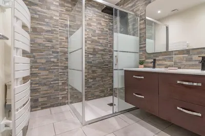 Salle de bains dans l'établissement Le Pied à Terre de Montcenis - Appt avec parking privé