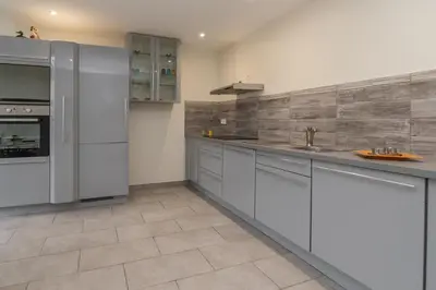 Cuisine ou kitchenette dans l'établissement Le Pied à Terre de Montcenis - Appt avec parking privé