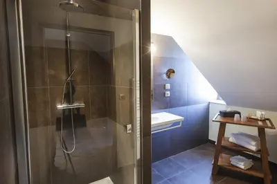 Salle de bains dans l'établissement La Rotisserie du Chambertin