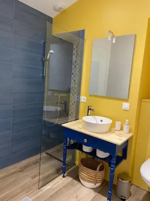 Salle de bains dans l'établissement Dole : studio en plein centre, copropriété calme