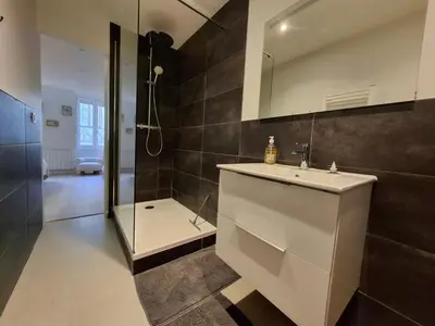 Salle de bains dans l'établissement Studio centre Macon place aux herbes