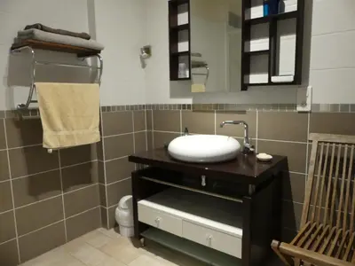 Salle de bains dans l'établissement VIC-de-CHASSENAY