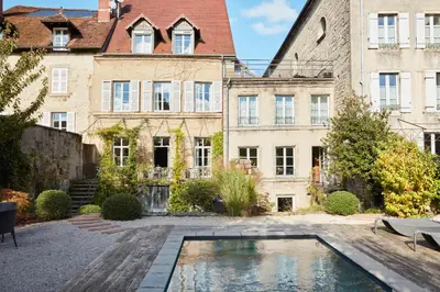 Piscine de l'établissement Le Clos des Rosiers ou située à proximité