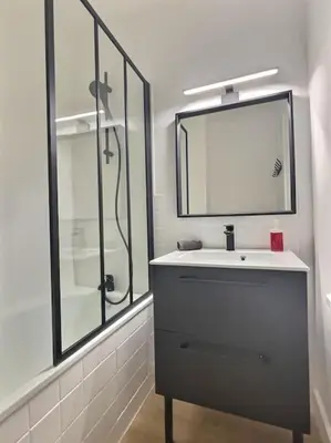 Salle de bains dans l'établissement ''Douceur'' de Miss.K Conciergerie