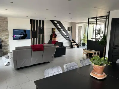 Télévision ou salle de divertissement dans l'établissement La maison du chêne