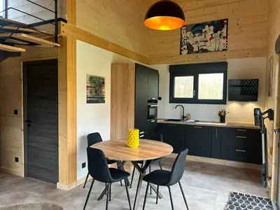 Cuisine ou kitchenette dans l'établissement Chalet 4-6 personnes proche Lac de Chalain avec terrasse