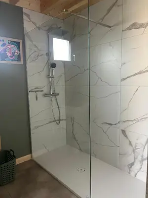 Salle de bains dans l'établissement Chalet 4-6 personnes proche Lac de Chalain avec terrasse