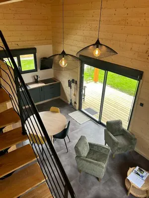 Coin salon dans l'établissement Chalet 4-6 personnes proche Lac de Chalain avec terrasse