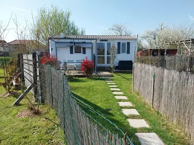 Jardin de l'établissement Chez Elvis et Agnès, logement climatisé