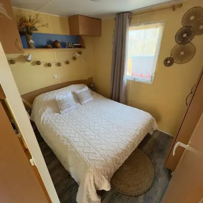 Un ou plusieurs lits dans un hébergement de l'établissement Chez Elvis et Agnès, logement climatisé