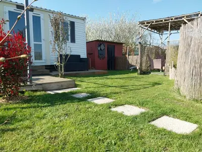 Jardin de l'établissement Chez Elvis et Agnès, logement climatisé