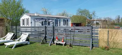 Jardin de l'établissement Chez Elvis et Agnès, logement climatisé
