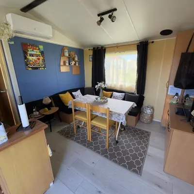 Coin salon dans l'établissement Chez Elvis et Agnès, logement climatisé