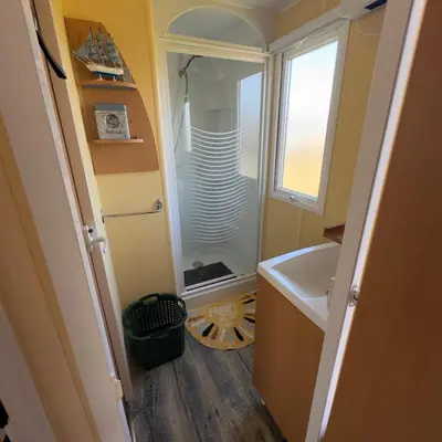 Salle de bains dans l'établissement Chez Elvis et Agnès, logement climatisé