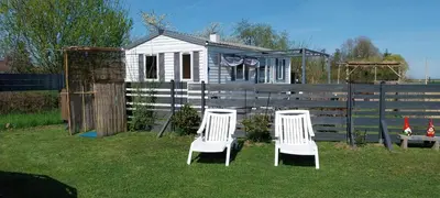 Jardin de l'établissement Chez Elvis et Agnès, logement climatisé