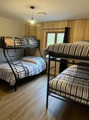 Un ou plusieurs lits dans un hébergement de l'établissement Chalet Les Bruyères proche du lac des Settons