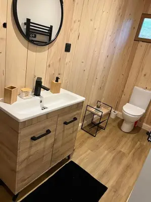 Salle de bains dans l'établissement Chalet Les Bruyères proche du lac des Settons