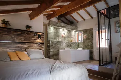 Un ou plusieurs lits dans un hébergement de l'établissement Appart hôtel le 8 La Suite & Spa - parking gratuit -