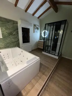 Salle de bains dans l'établissement Appart hôtel le 8 La Suite & Spa - parking gratuit -