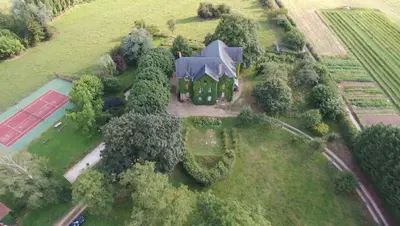 Jardin de l'établissement Maison d'Adèle au hameau de Banne