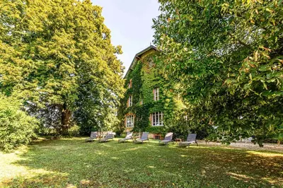 Jardin de l'établissement Maison d'Adèle au hameau de Banne