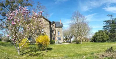 Jardin de l'établissement Maison d'Adèle au hameau de Banne