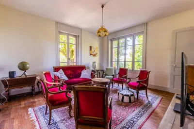 Coin salon dans l'établissement Maison d'Adèle au hameau de Banne
