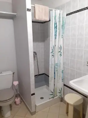 Salle de bains dans l'établissement Le Vendangeur