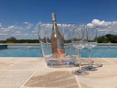 Boissons dans l'établissement Gîte les filous Maison avec piscine et dépendance