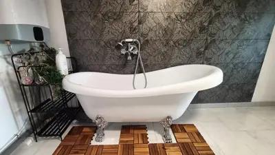 Salle de bains dans l'établissement Les Jardins Ducarouge 3 climatisé