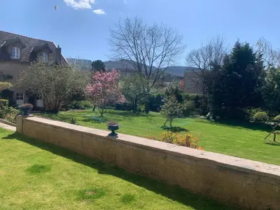 Jardin de l'établissement maison delalonde Autun centre appartement familial 7places