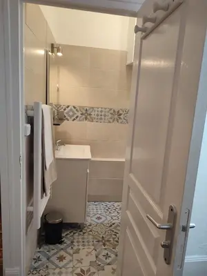 Salle de bains dans l'établissement T1 lumineux et climatisé