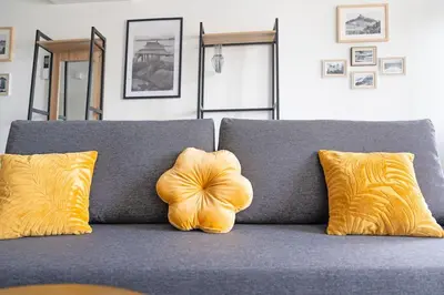 Coin salon dans l'établissement Appartement T2 climatisé Le quai 391