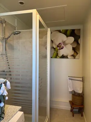 Salle de bains dans l'établissement Cottage Apolline