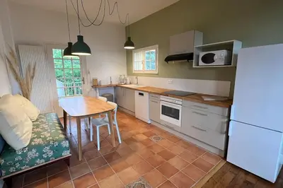 Cuisine ou kitchenette dans l'établissement Tous au jardin